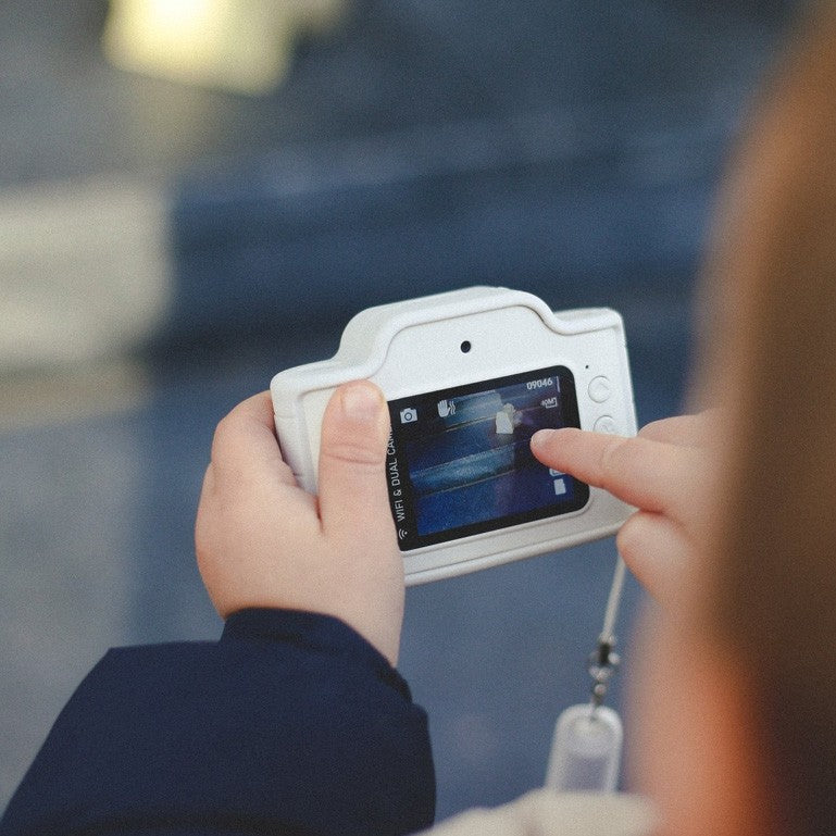Child checking photos on the screen of the Hoppstar Expert kids camera