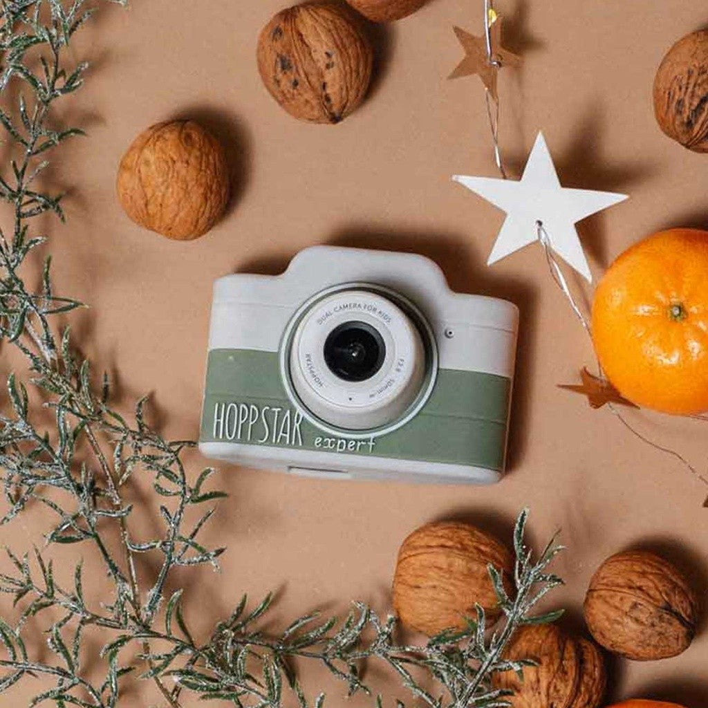 Hoppstar Expert Laurel kids camera with walnuts and a star decoration