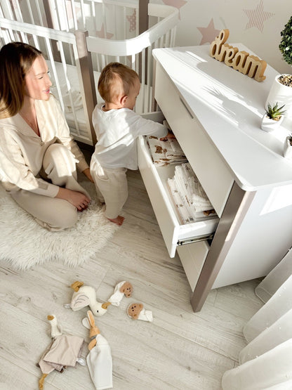 KOTTO Baby Crib ELIN Cappuccino White Beechwood – feature callouts infographic quality | Nestling