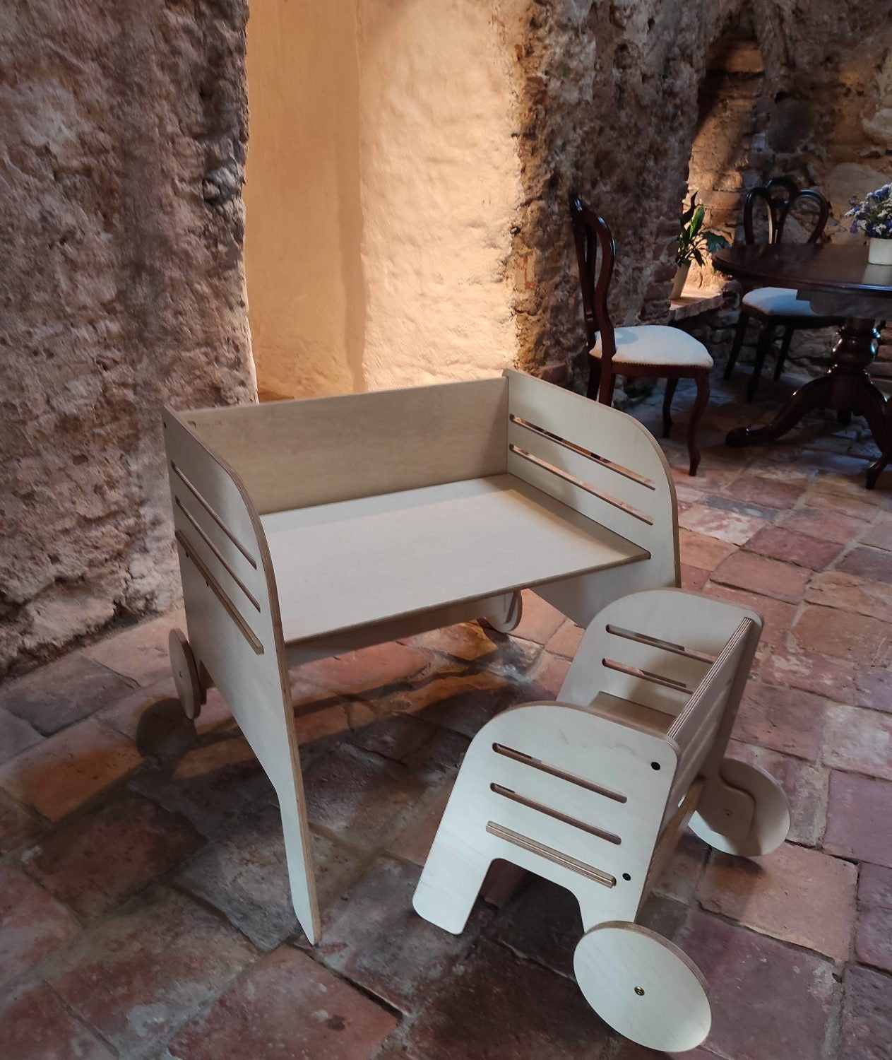 Luula Julle Montessori table and chair set showing adjustable height with wagon wheel design