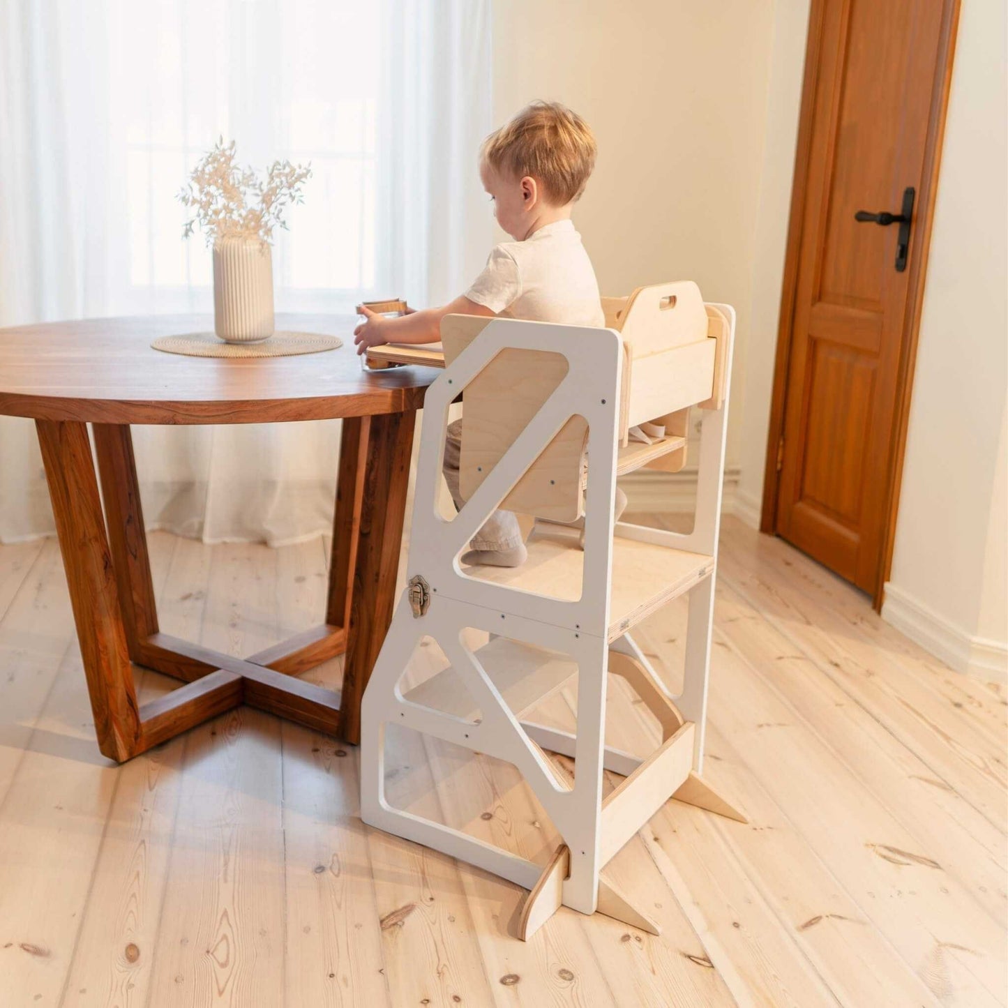 Child at round table in gray and natural wood Modustep chair configuration
