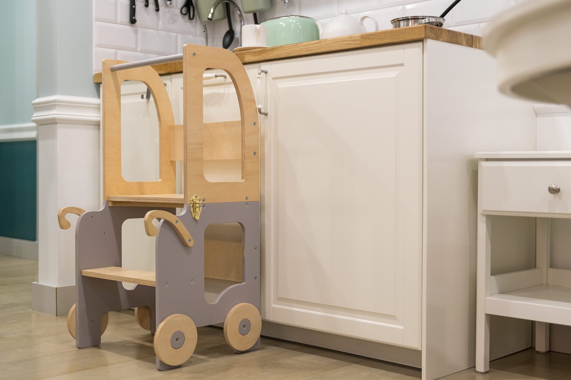 Family-scl kitchen helper showing safety rails and child-friendly construction